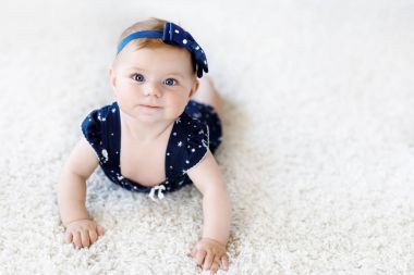 Şirin Bebek kız mavi giysiler ve kafa bandı.