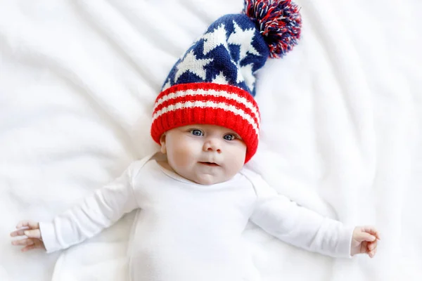 Симпатичный ребенок с рождественской зимней шапкой на белом фоне — стоковое фото