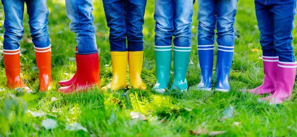Crianças, meninos e meninas em botas de chuva coloridas . — Fotografia de Stock