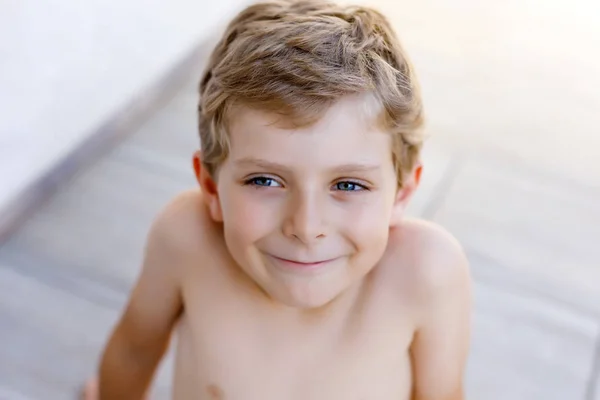 Szép mosolygó kis fiú portré meleg napsütéses nyári napon — Stock Fotó