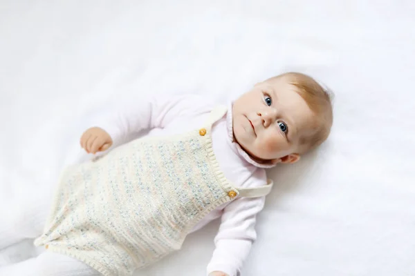 Retrato de bebê bonito menina vestindo roupas vintage . — Fotografia de Stock