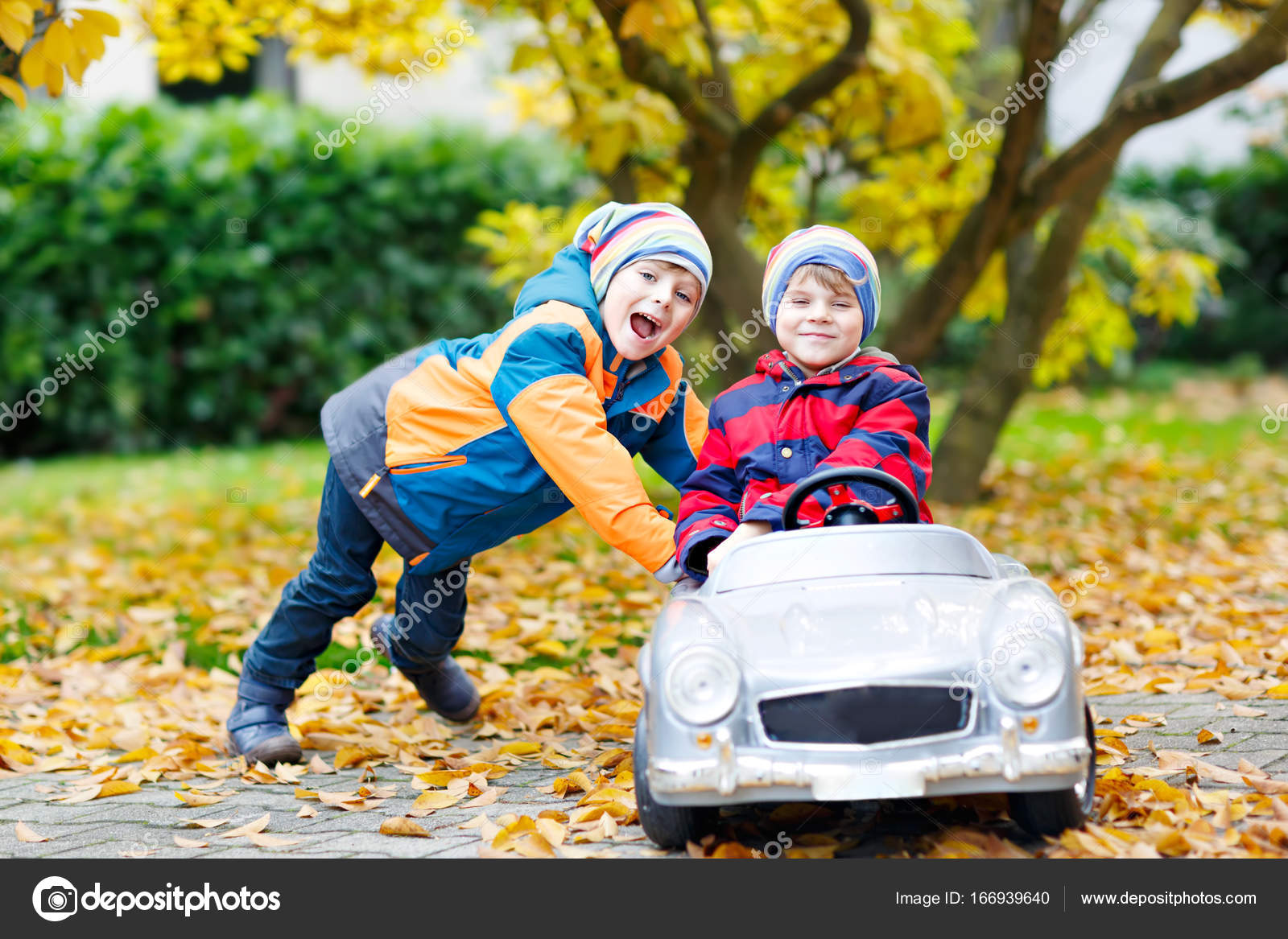 Dois Meninos Miúdo Pequeno Ativo Dirigindo Carros De Corrida De