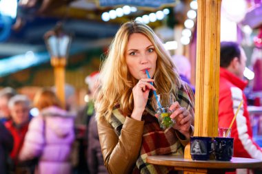 Alman noeli piyasada sıcak panç içiyoruz kadın.