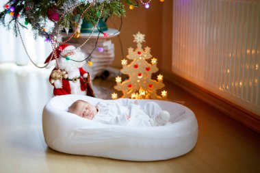 Noel ağacının yanında uyuyan bir hafta eski yeni doğan bebek kız