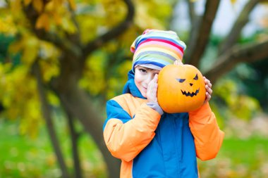 Cadılar bayramı balkabağı feneriyle mutlu, küçük çocuk.