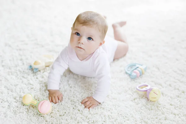 Mignon bébé fille jouer avec pastel coloré vintage hochet jouet — Photo