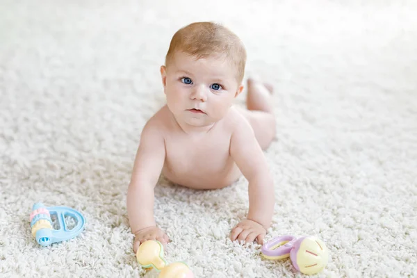 Bonito bebê menina jogar com colorido pastel vintage chocalho brinquedo — Fotografia de Stock
