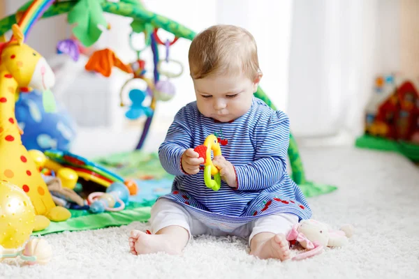 Schattig baby meisje spelen met educatief speelgoed in de kinderkamer — Stockfoto