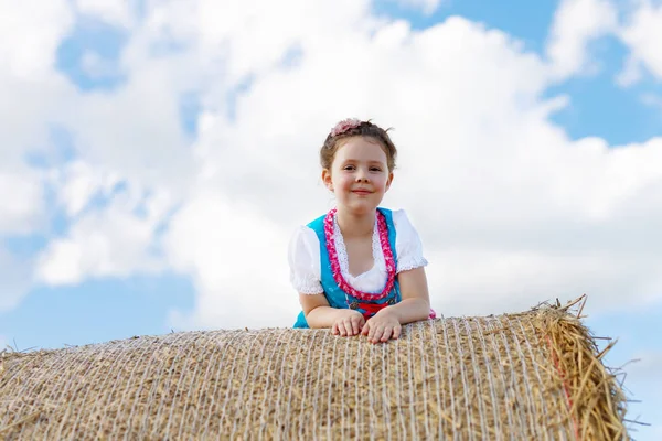 Nettes kleines Mädchen in bayerischer Tracht im Weizenfeld — Stockfoto