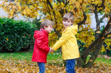 Çocuklar çocuklar sonbahar park renkli cl ve iki küçük arkadaşlarım