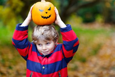 Cadılar bayramı balkabağı feneriyle mutlu, küçük çocuk.