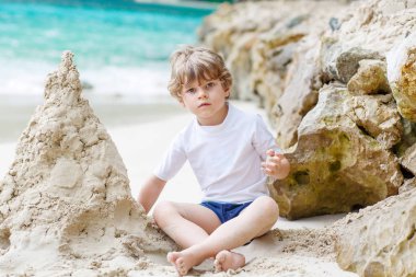 Küçük tropik sahilde kum kale çocuk çocuk