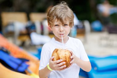 Hindistan cevizi suyu içme tropik sahilde küçük çocuk çocuk