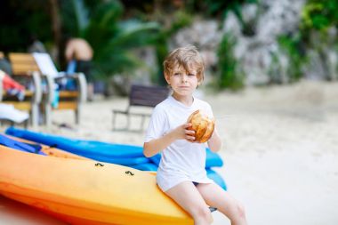 Hindistan cevizi suyu içme tropik sahilde küçük çocuk çocuk