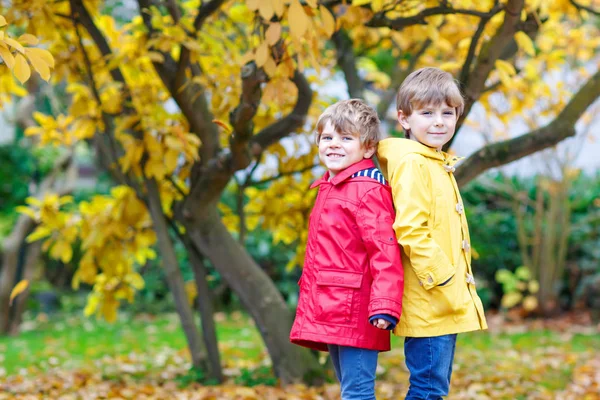 Двоє маленьких кращих друзів і хлопчиків осінній парк в барвистому глині — стокове фото