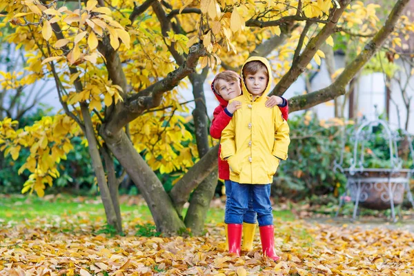 Two little best friends and kids boys autumn park in colorful cl — Stock Photo, Image