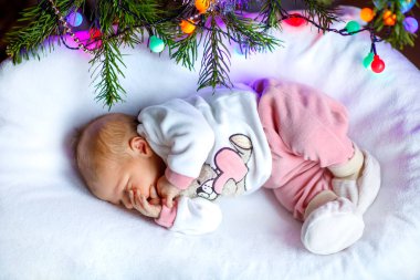 Noel ağacının yanında uyuyan bir hafta eski yeni doğan bebek kız