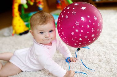 Tarama, kapma kırmızı hava balonu ile oynarken şirin bebek