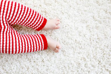 Close-Up bebek vücuduna ve bacaklarda kırmızı Noel Baba pantolon üstünde Noel