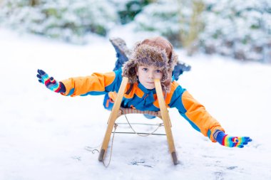 Kışın kızağı binmek zevk küçük çocuk çocuk