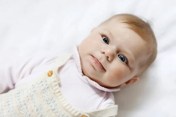 Vintage giyim eşyası şirin bebek kız portresi. — Stok fotoğraf