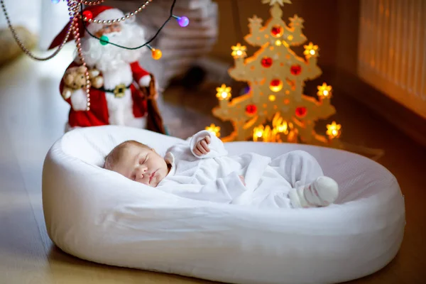 Jeden týden staré novorozeně dívka spí poblíž vánoční stromeček — Stock fotografie