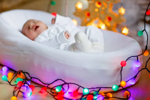 Bebé recién nacido de una semana durmiendo cerca del árbol de Navidad — Foto de Stock