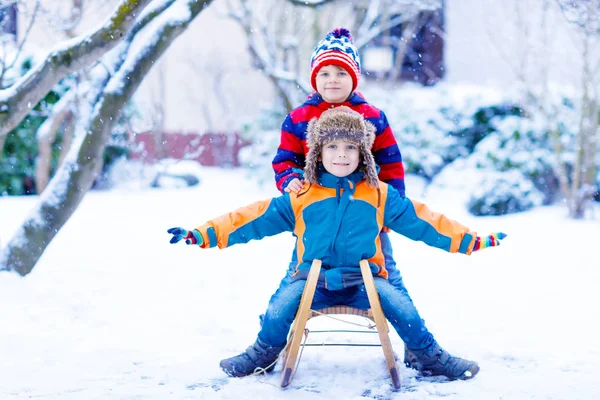 Two little kid boys enjoying sleigh ride in winter — Stock Photo, Image