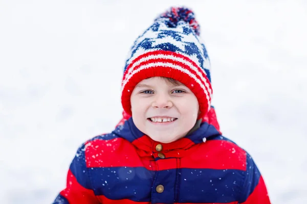 Милый маленький мальчик в зимней одежде на открытом воздухе — стоковое фото