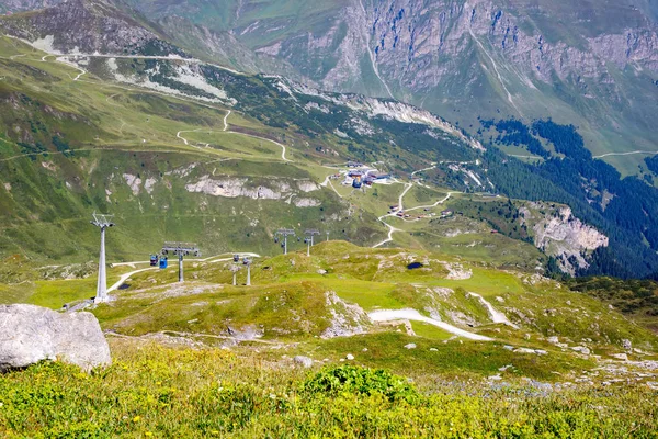 Dağ ve orman manzara in Tirol. Avusturya, Hintertux bölgesi