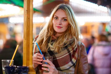 Alman noeli piyasada sıcak panç içiyoruz kadın.