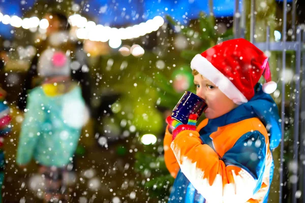 Menino com chocolate quente no mercado de Natal — Fotografia de Stock