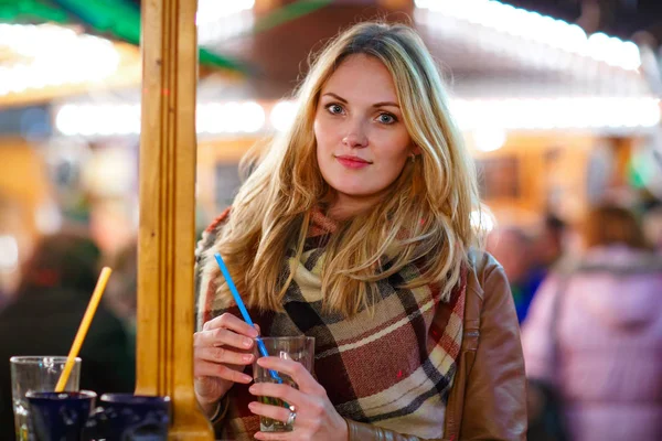 Alman noeli piyasada sıcak panç içiyoruz kadın.