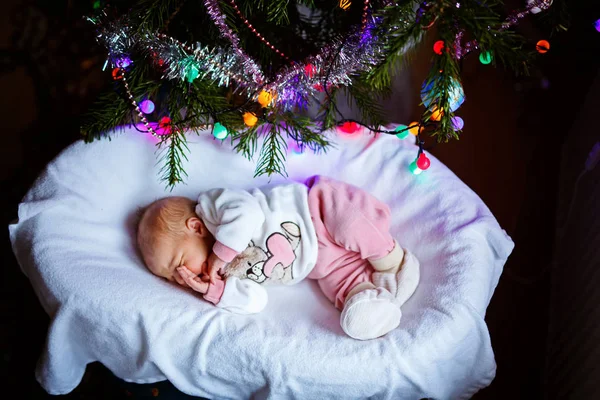 Jeden tydzień stary noworodka dziewczynka spanie w pobliżu choinki — Zdjęcie stockowe