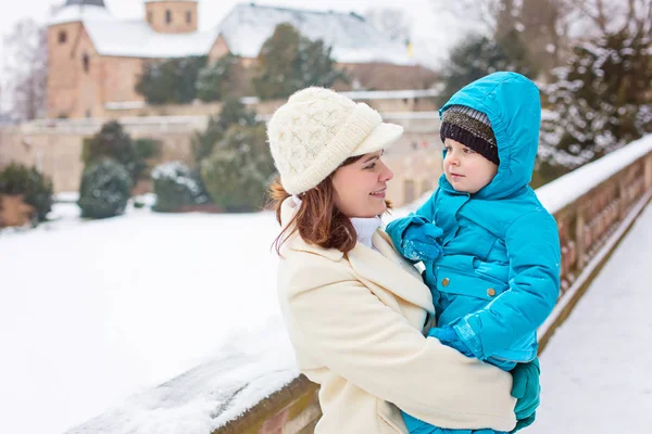 Malé batole dítě chlapec a matka baví se sněhem na zimní den — Stock fotografie