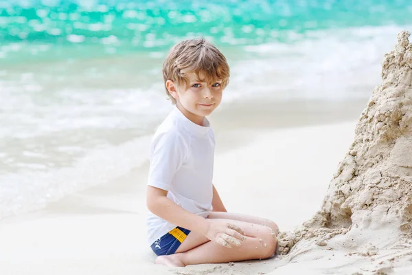 Küçük tropik sahilde kum kale çocuk çocuk