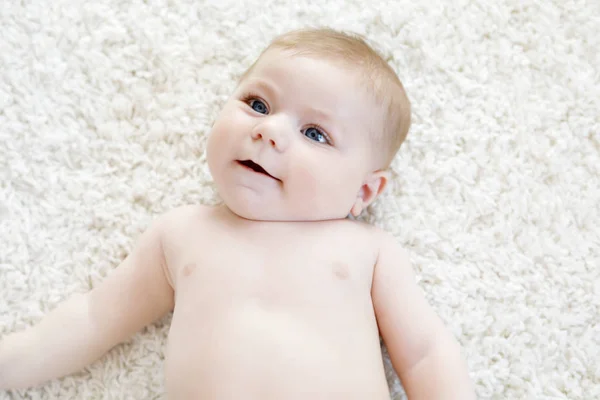 Retrato de bebê bonito menina olhando para a câmera — Fotografia de Stock