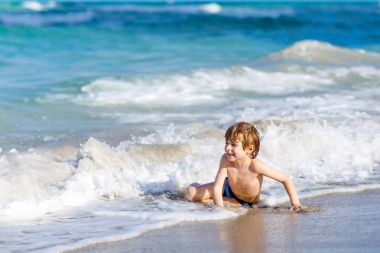 ocean Beach Florida eğleniyor küçük sarışın çocuk çocuk