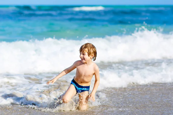 Little blond kid boy having fun on ocean beach in Florida — Stock Photo, Image