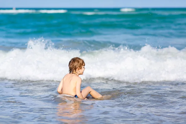 ocean Beach Florida eğleniyor küçük sarışın çocuk çocuk