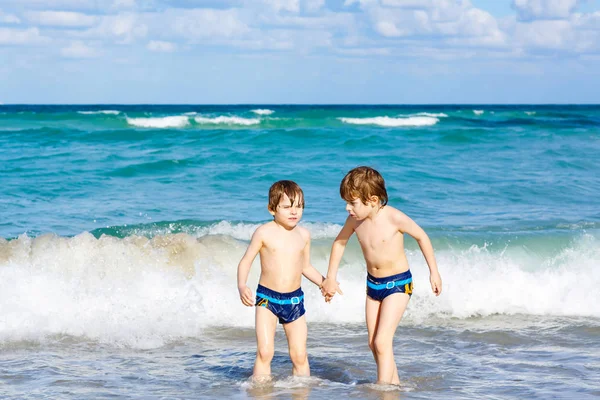 Dos niños corriendo en la playa del océano en Florida — Foto de Stock