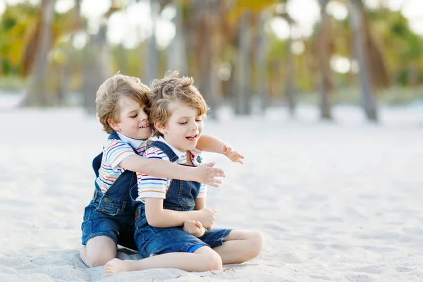 Двое маленьких мальчишек веселятся на пляже — стоковое фото
