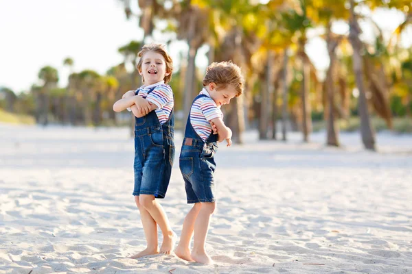 Due bambini piccoli ragazzi si divertono sulla spiaggia tropicale — Foto Stock