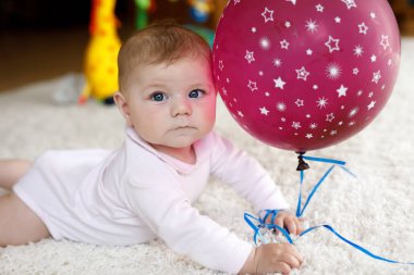 Tarama, kapma kırmızı hava balonu ile oynarken şirin bebek