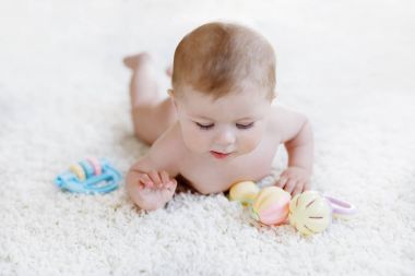 Renkli pastel, eski model çıngıraklı yılanla oynayan tatlı bir kız.