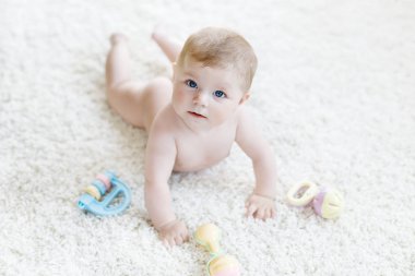Renkli pastel, eski model çıngıraklı yılanla oynayan tatlı bir kız.