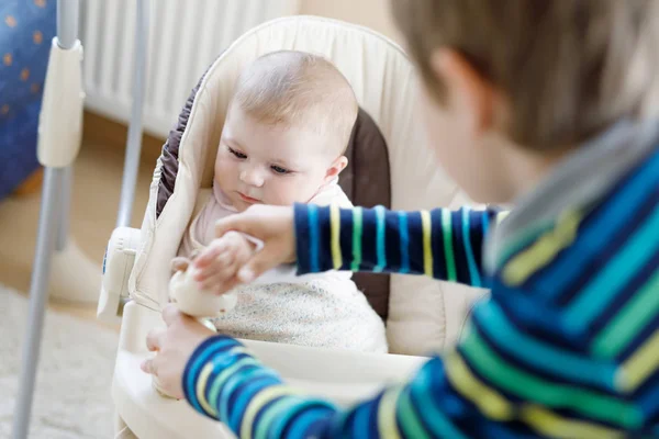 Menino menino feliz com bebê recém-nascido irmã menina — Fotografia de Stock