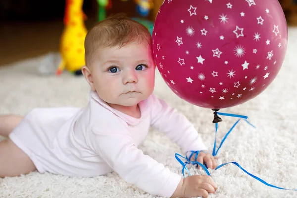 Tarama, kapma kırmızı hava balonu ile oynarken şirin bebek