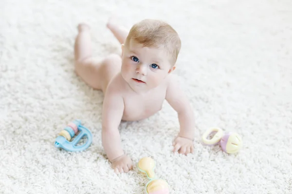 Bonito bebê menina jogar com colorido pastel vintage chocalho brinquedo — Fotografia de Stock