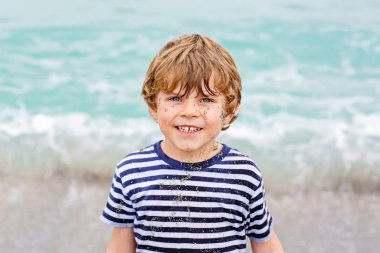 okyanus plaj üzerinde çalışan küçük çocuk çocuk